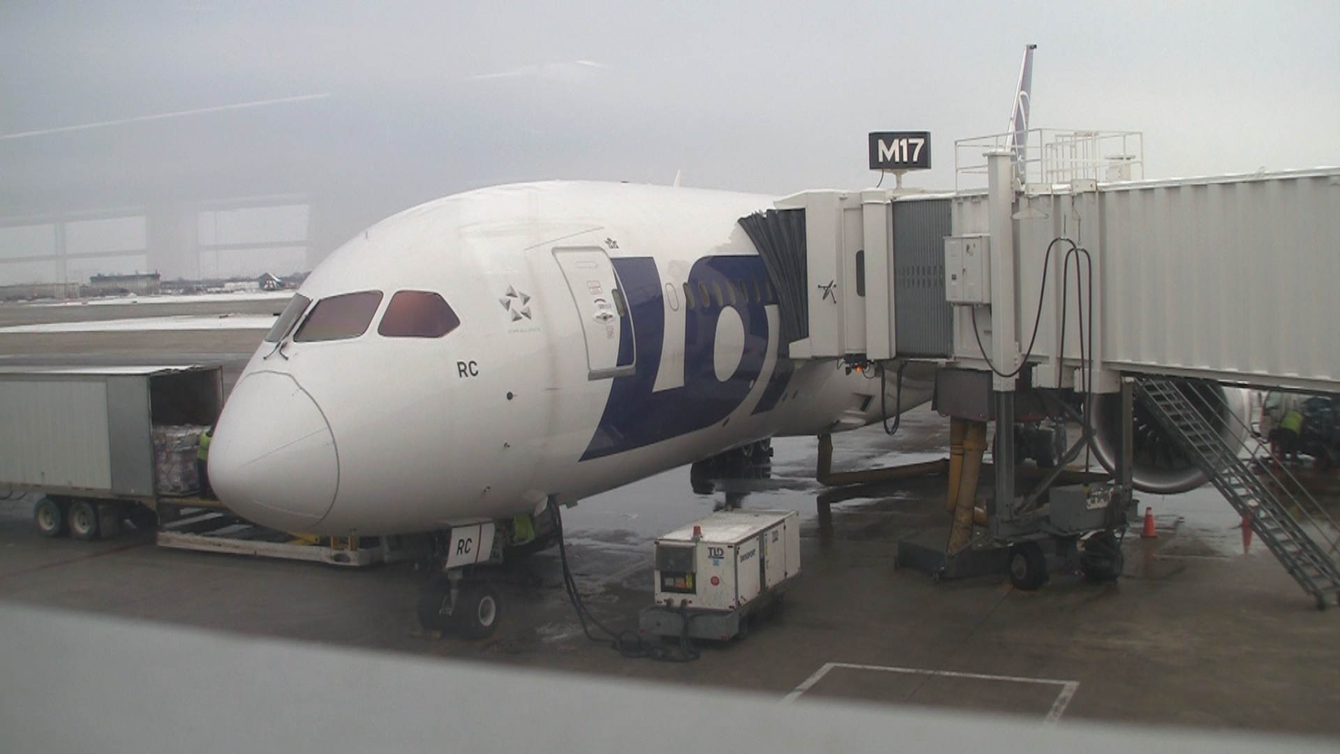 Video LOT Polish Airlines 787 Business Class Row 2