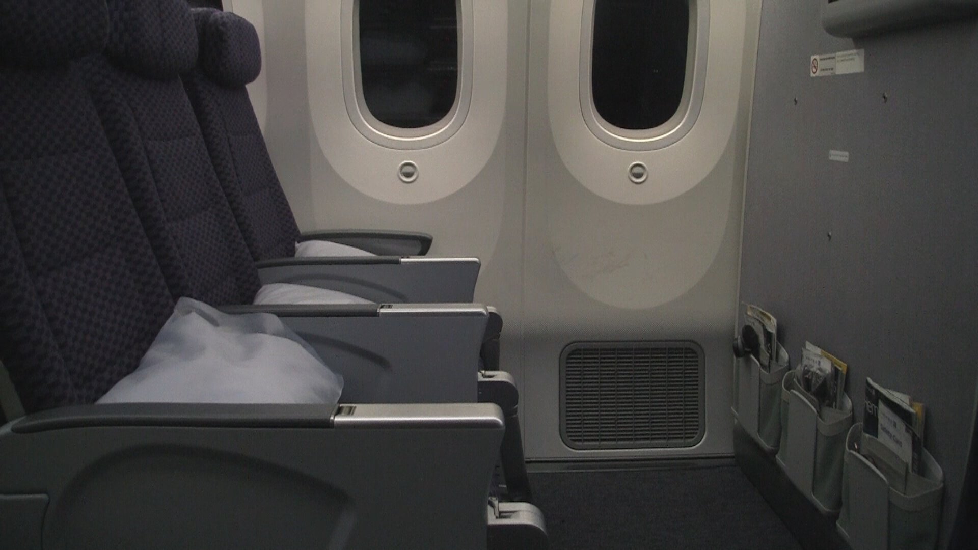 United Dreamliner 7879 Row 16 Video
