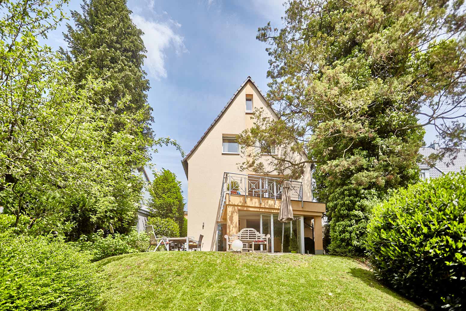 Freistehendes Einfamilienhaus im mediterranklassischen Stil in