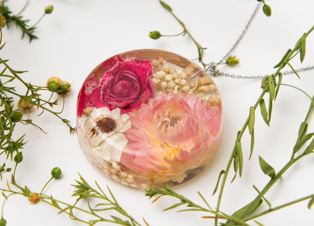 How to Preserve Flowers in Resin (with Video!) Mod Podge Rocks