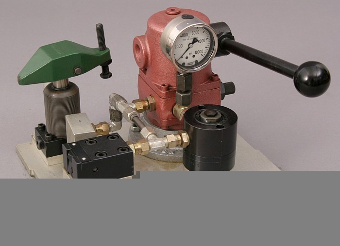 Hydraulic demonstration clamping device