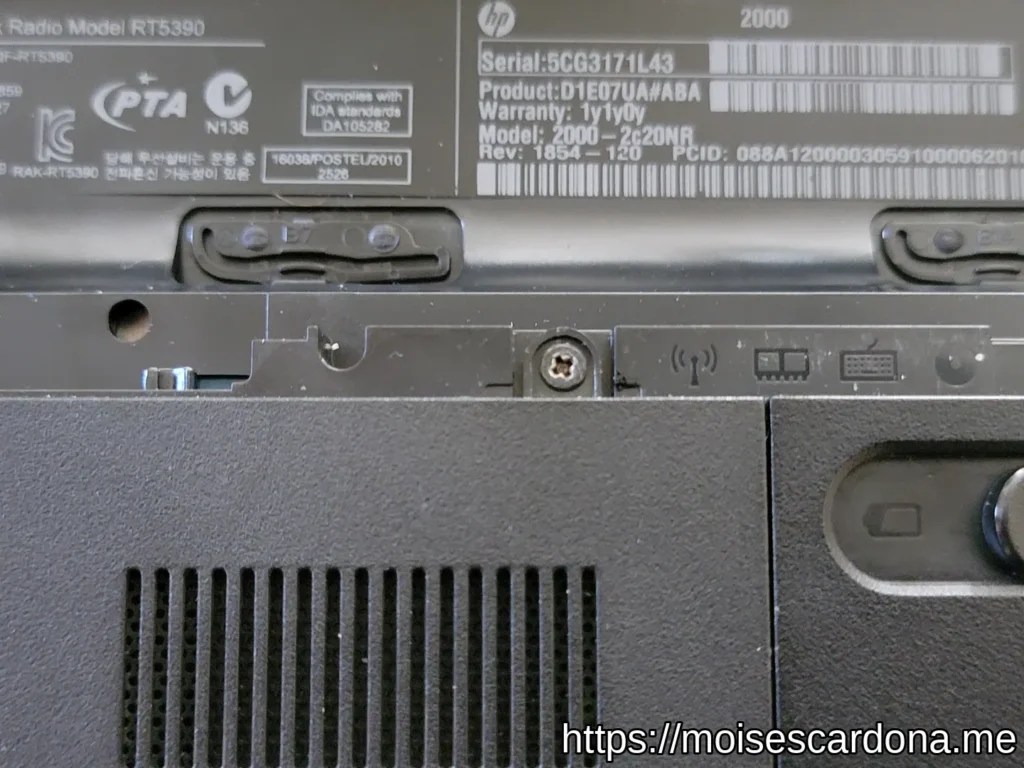 Removing the Hard Disk Drive on the HP 2000-2c20NR laptop - Moisés Cardona