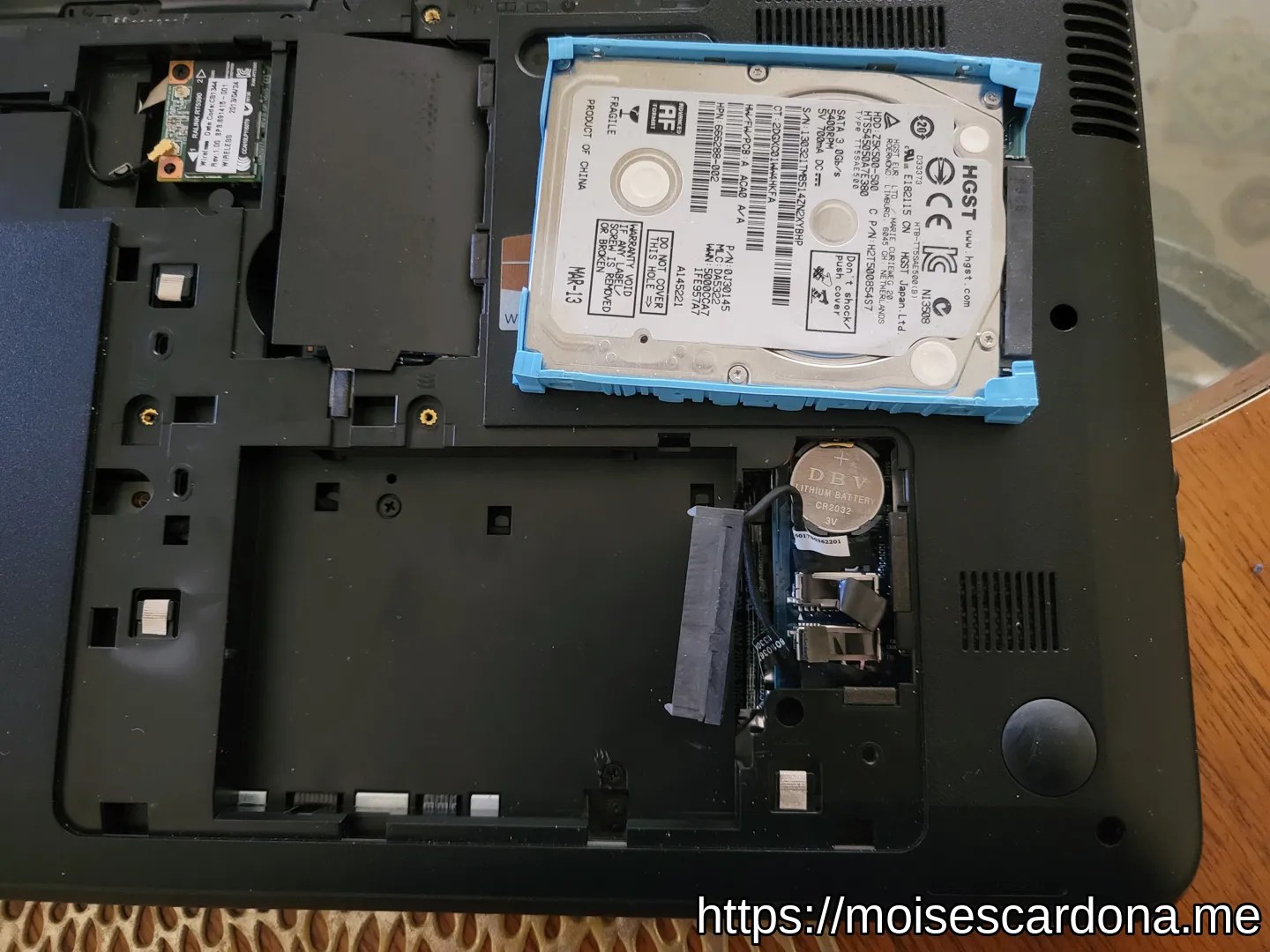Removing the Hard Disk Drive on the HP 20002c20NR laptop Moisés Cardona