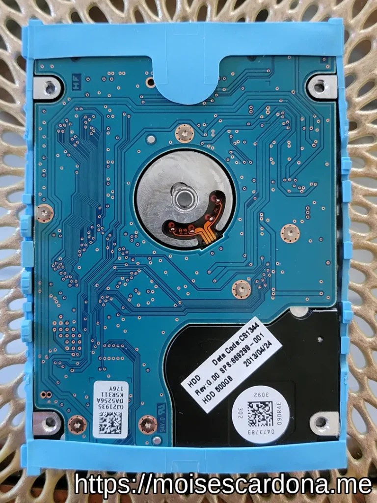 Removing the Hard Disk Drive on the HP 20002c20NR laptop Moisés Cardona