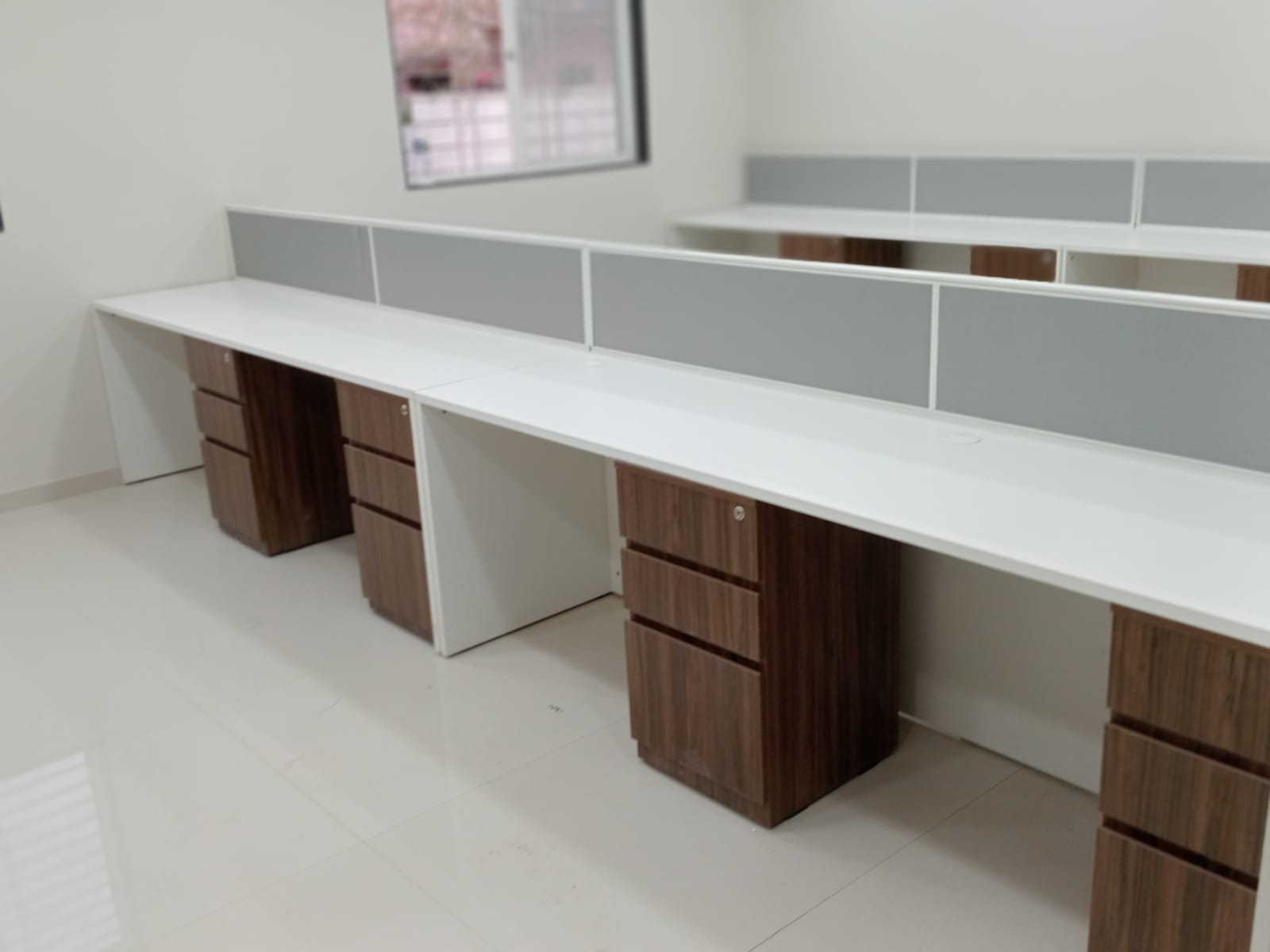 Linear Working Desk/Linear Workstation Moko Modular Office Furniture