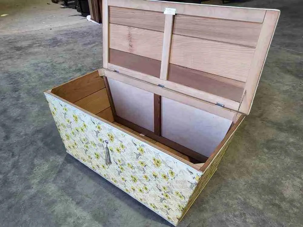 Vintage 20thC 1960's padded cedar slope sided blanket washing box