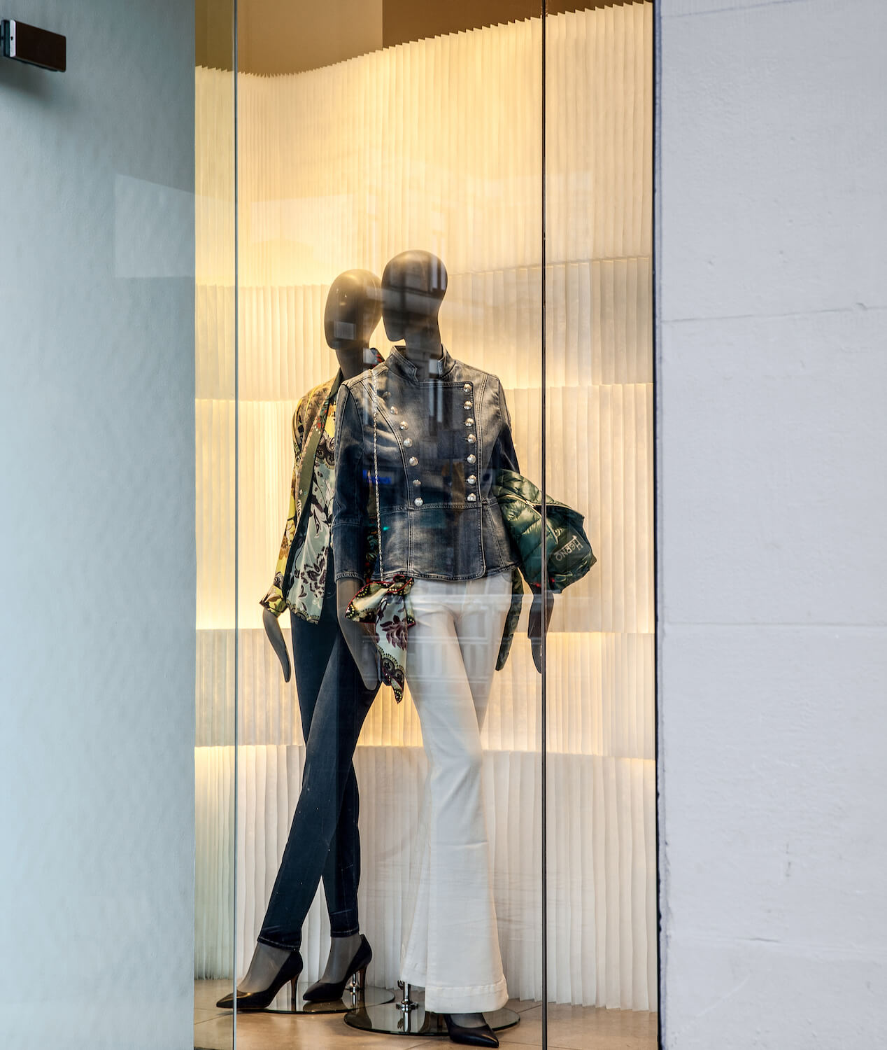 retractable room dividers with innumerable applications molo