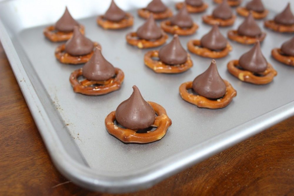 Pretzels and Hershey Kisses Chocolate Pretzel Bites! Momcrieff