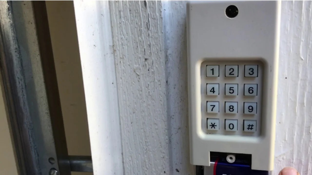 How to reset garage door keypad without code?