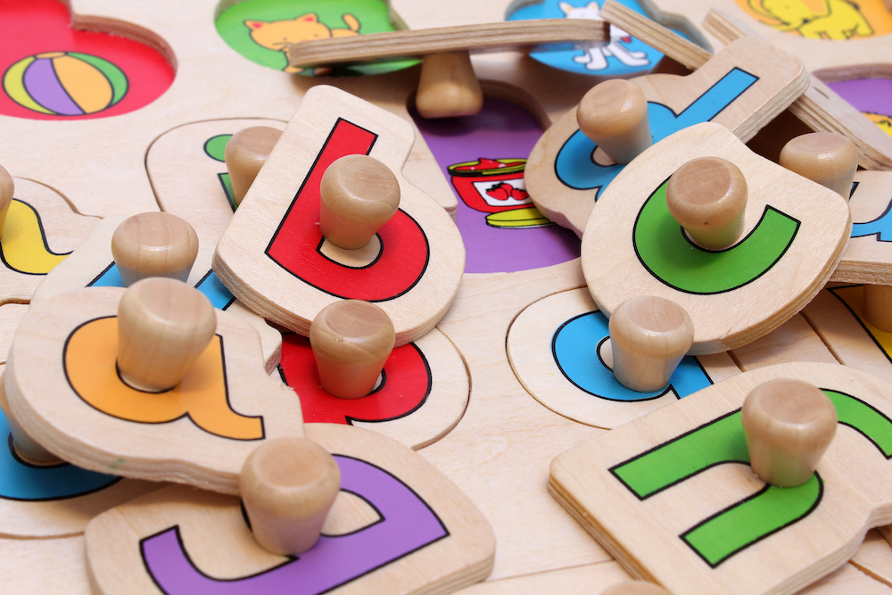 Best Wooden Puzzles for Toddlers (Jigsaw, Chunky, Peg, and More)