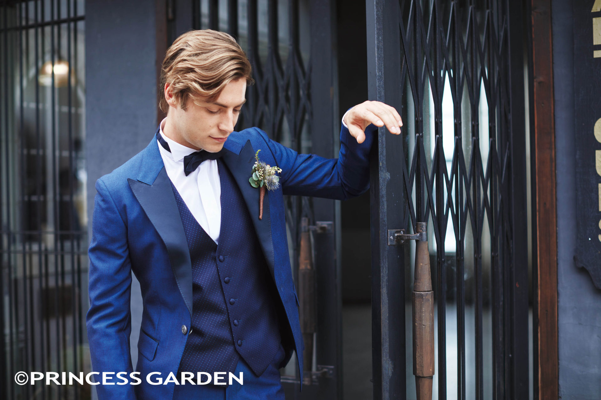 新郎のタキシードは何色がおしゃれ？タキシードの基礎知識と結婚式に人気の色･レンタルとオーダーの違いを紹介｜フォトウェディングモモナ