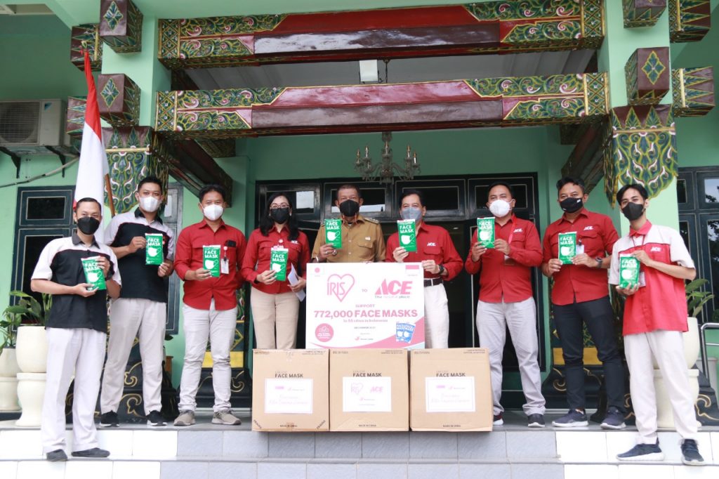 Wali Kota Yogyakarta Terima Donasi Masker Iris Dari ACE Hardware