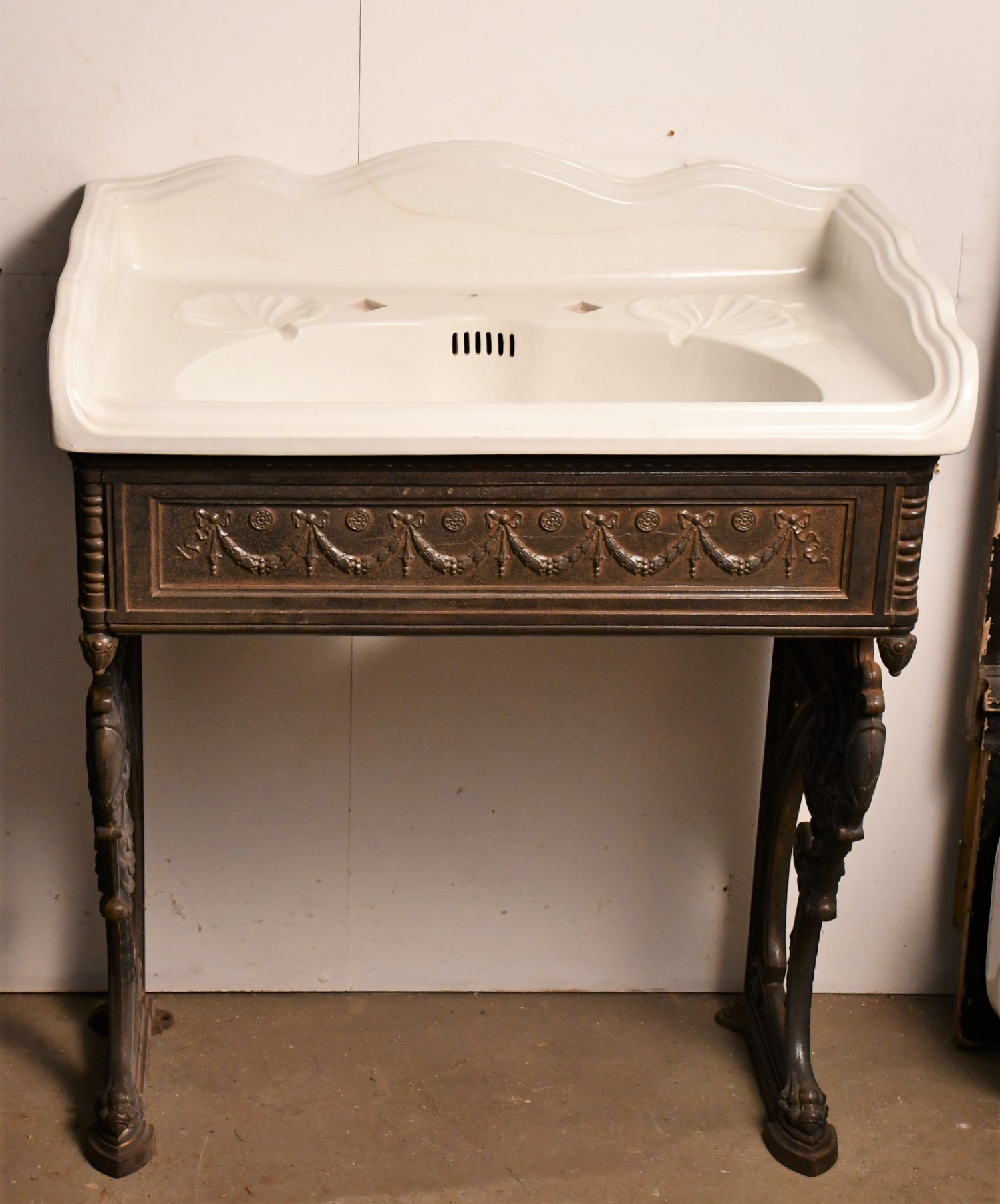 Victorian Basin Mongers