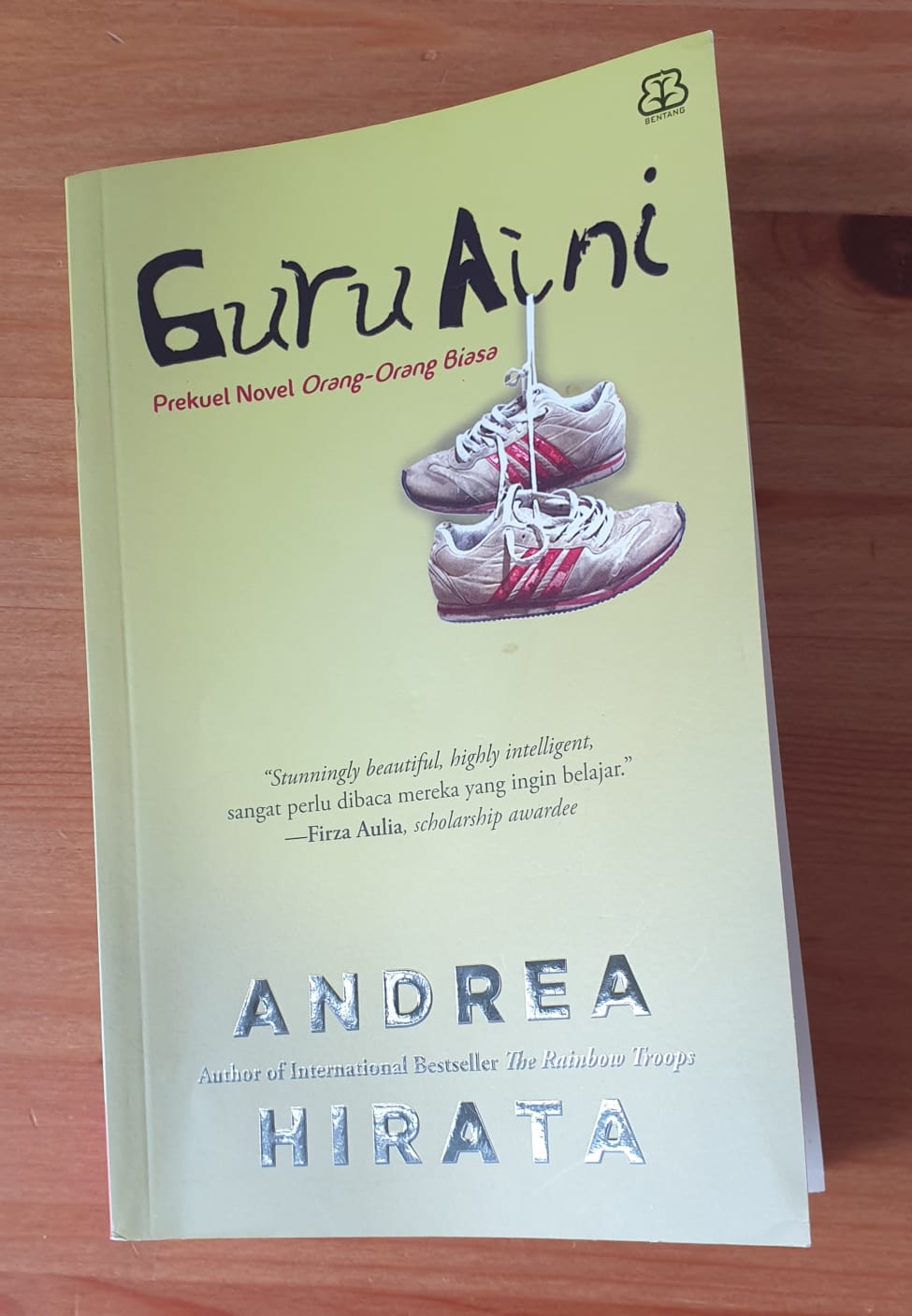 Review buku Guru Aini, Prekuel Novel Orang-orang Biasa, karya Andrea Hirata  – Time Capsule