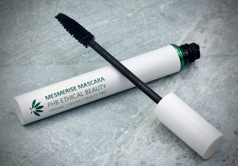 Mascara Die 100% Vegan, Meukvrij En Niet Irriterend Is....en Waterbestendig....bestaat Dit? - Monique Van Der Vloed