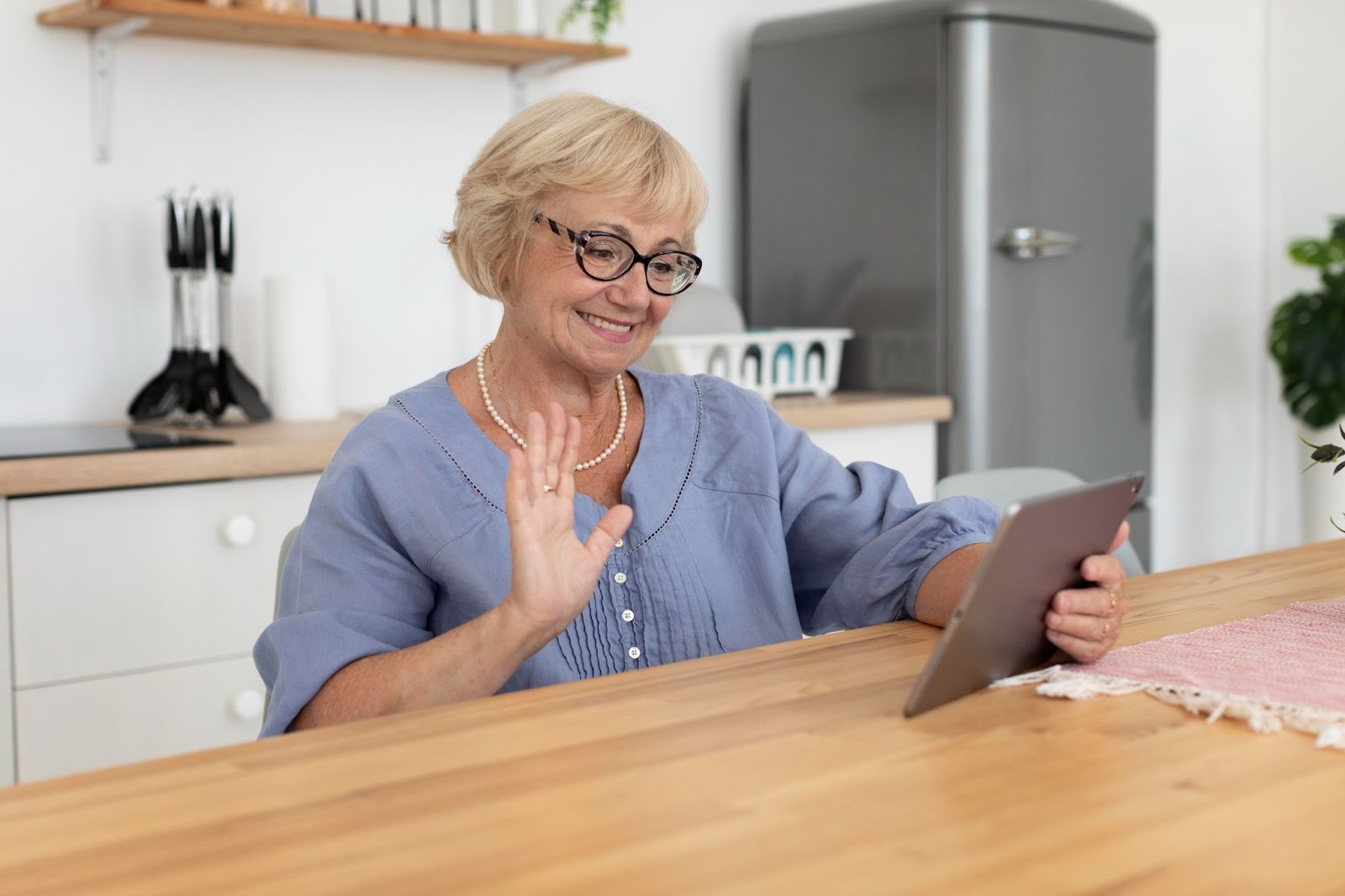 Step By Step Guide On How To Use FaceTime For Seniors Monitor Mom