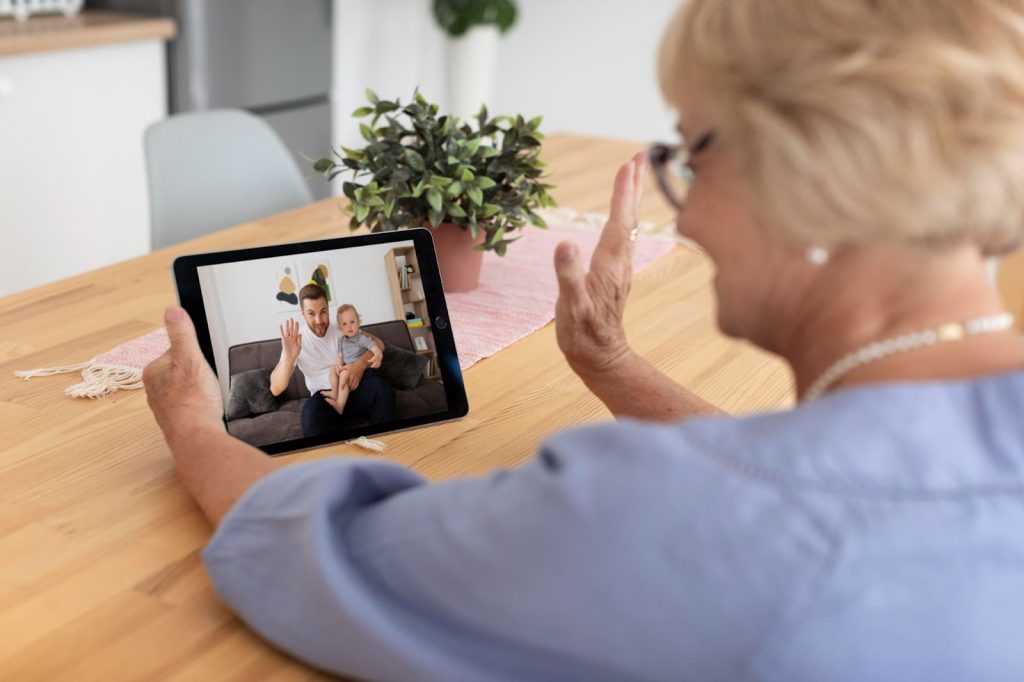 Step By Step Guide On How To Use FaceTime For Seniors Monitor Mom