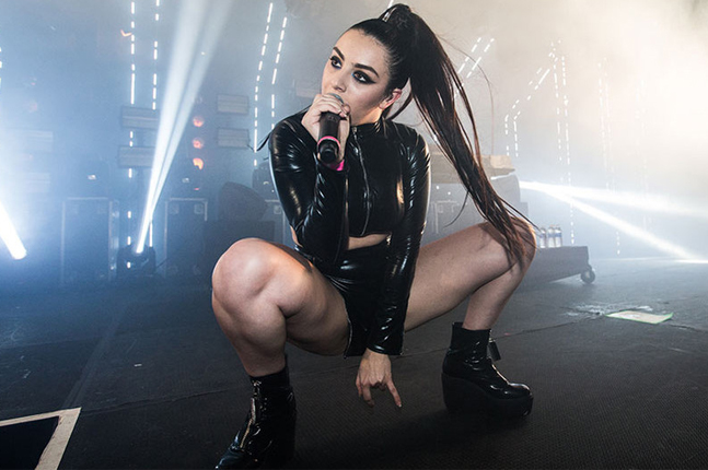 Charli XCX apresenta versão completa de “After The