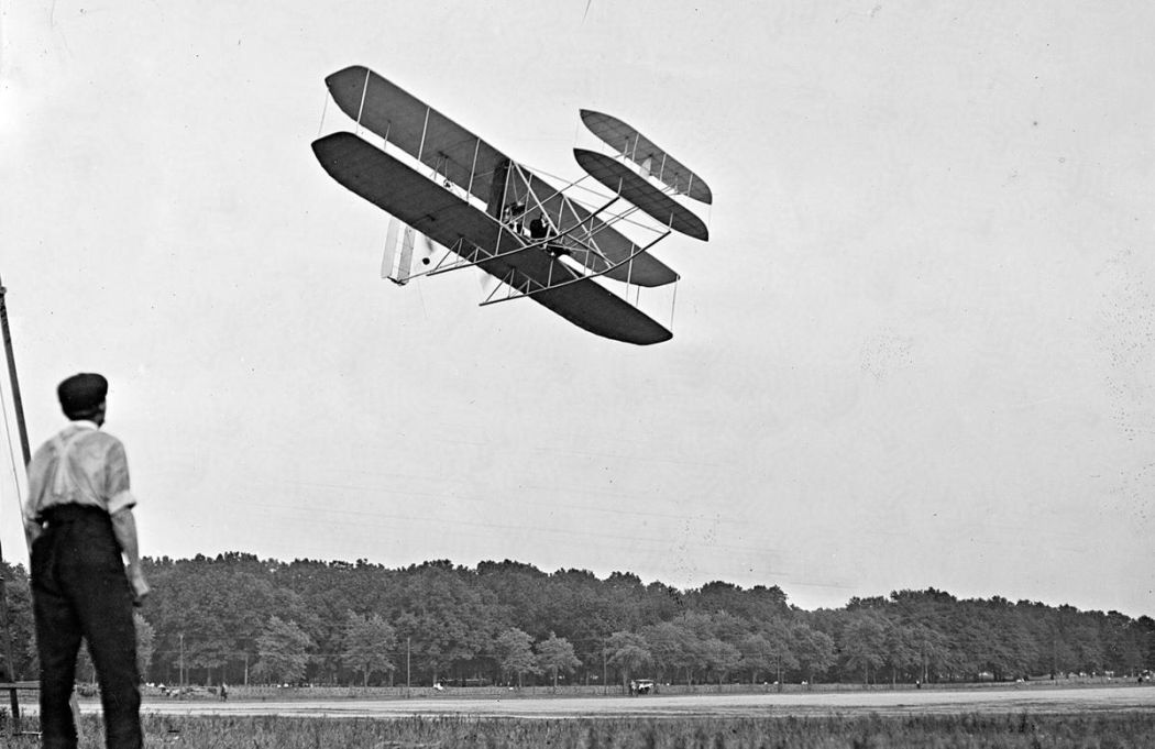 Did the wright brothers first fly an airplane