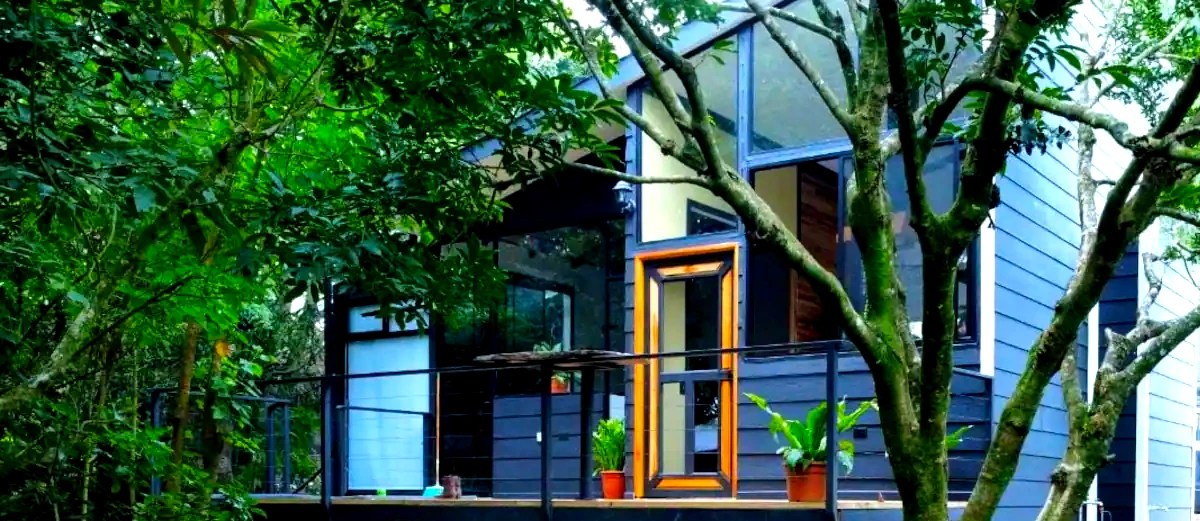 Monteverde Black House Parking Area