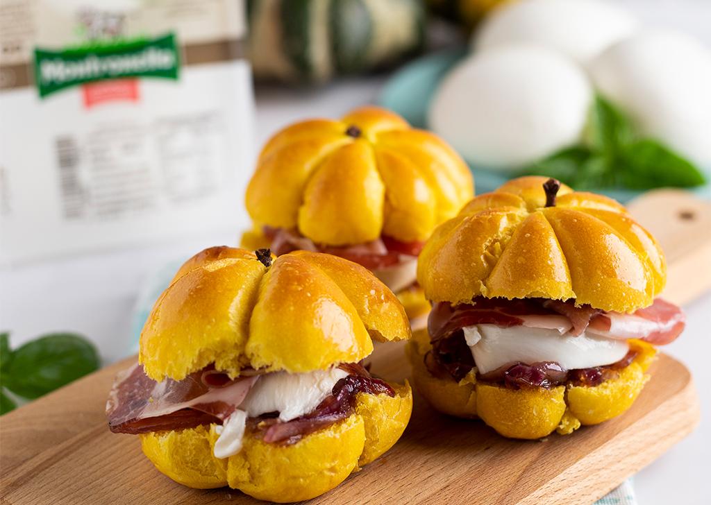 Panini alla zucca con mozzarella, capocollo e cipolla caramellata