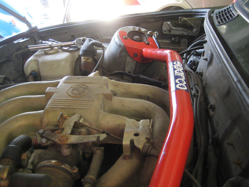 e30 >> strut tower bar