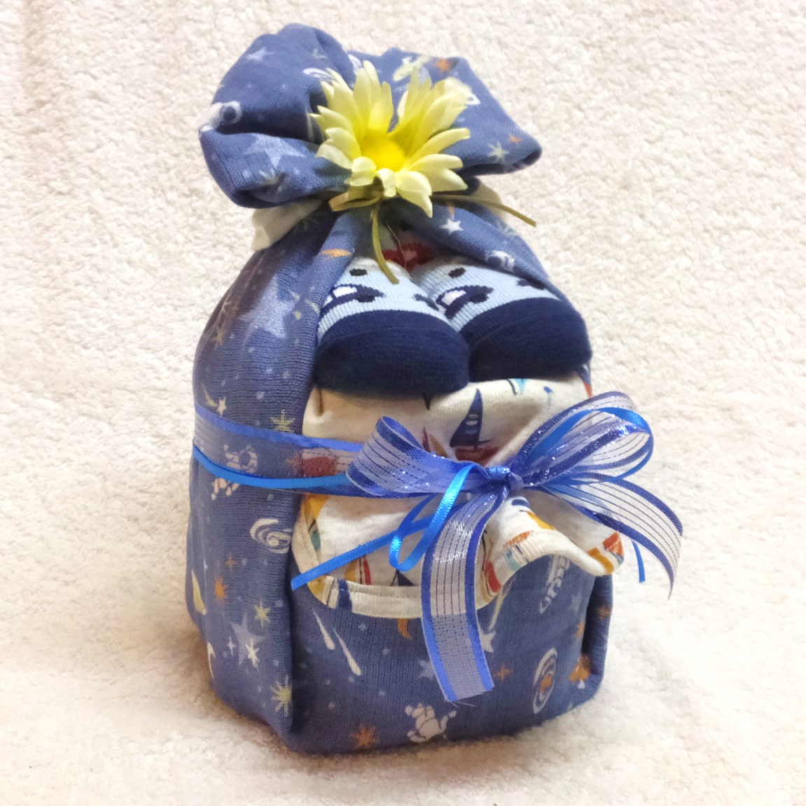 【おむつケーキ】キリンのソフィ＆マールマール（男の子ネイビー）2段おむつケーキ Amingオンラインショップ おむつケーキ 男の子 乗り物 moonchiptrip