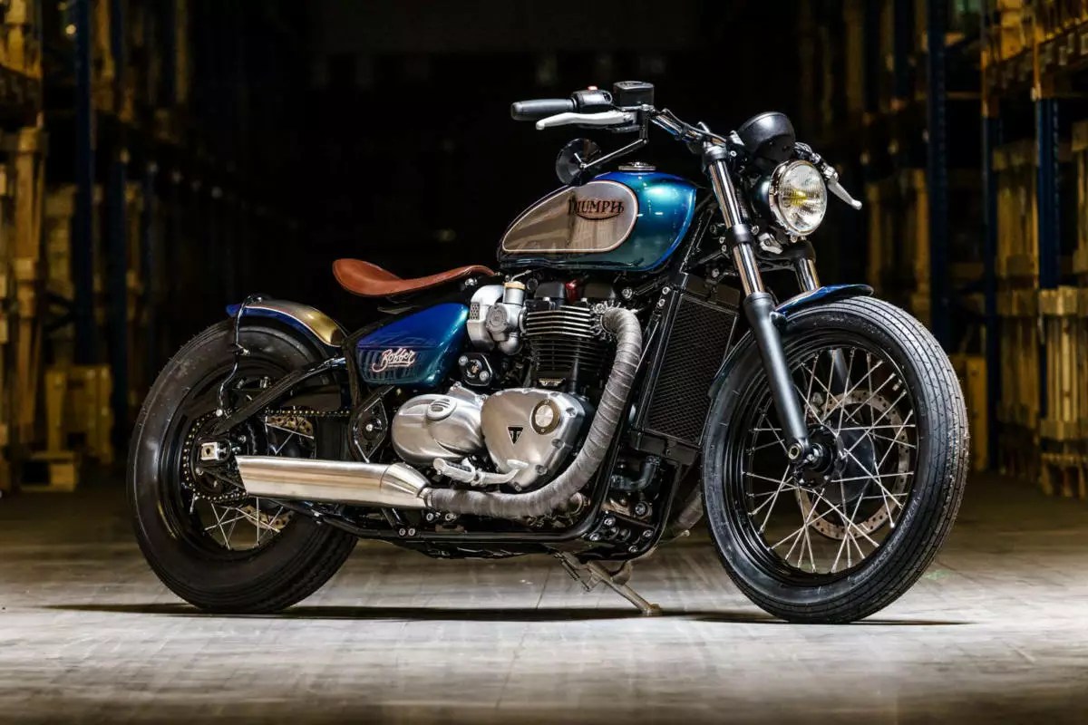 Grand angle Triumph Bonneville Bobber by BikeBrothers MotoStation