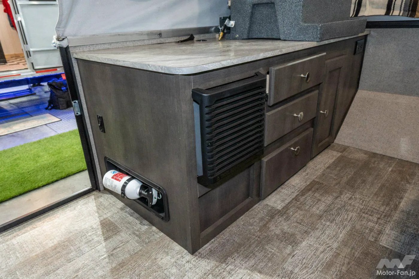 【このキャンピングカーが欲しい！】牽引時はコンパクト、宿泊時はテントのような空間が広がるキャンピングトレーラー｜フォレストリバー ロックウッド