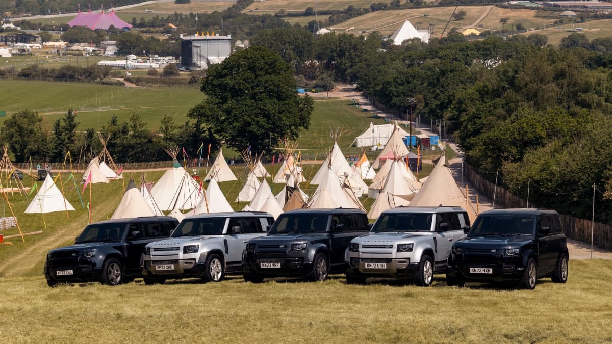 Land Rover Defender Hybride électrique se branche à Glastonbury en tant