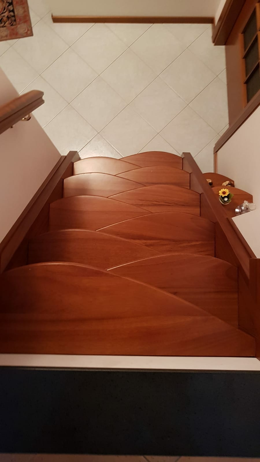 Realizzazione di scala in legno su misura Mottarredi.it