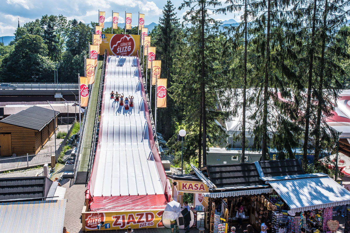 Giant slide with 8 tracks to compete simutainously. Mountain Slide
