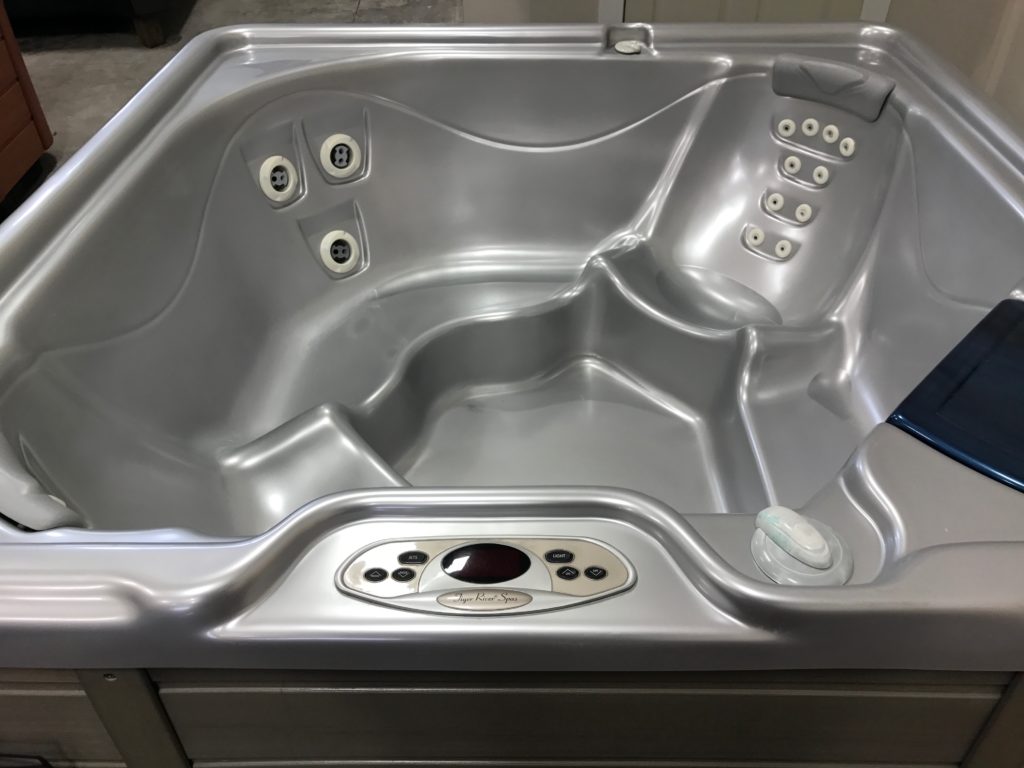 3295 2005 Tiger River Sumatran (Silver/Gray) Mountain Hot Tub