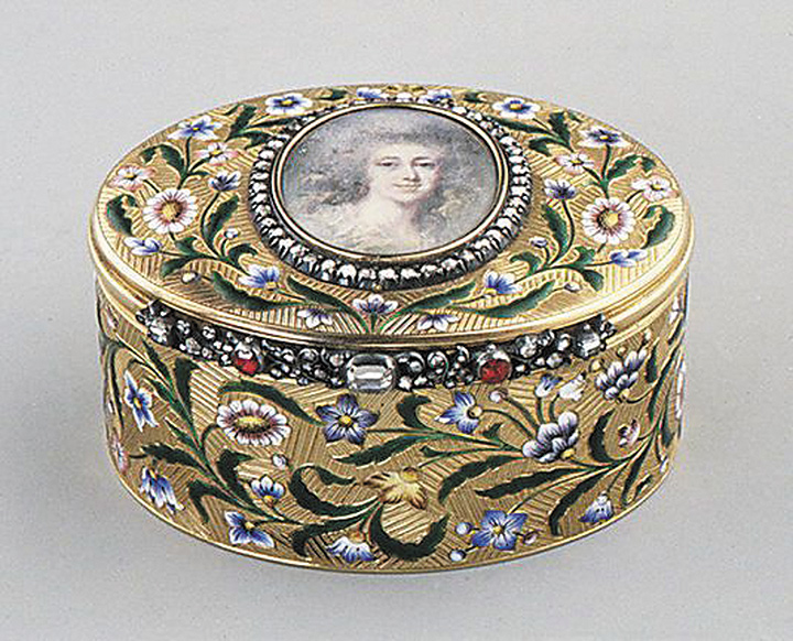 Antique Detective Recognizing Antique Snuff Boxes