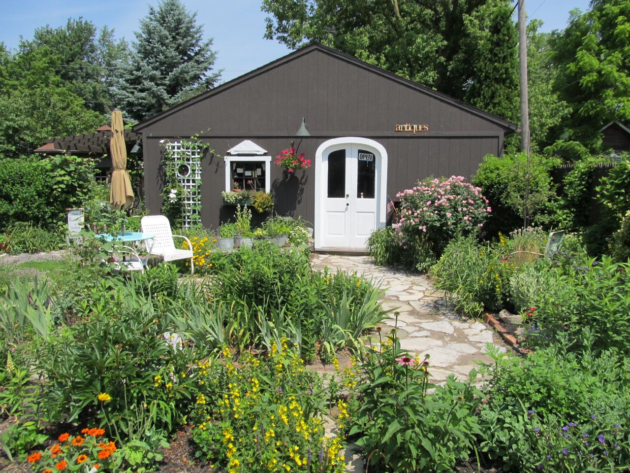 Vintage Shop Gallery Mount Victory, The Friendly Town est. 1851