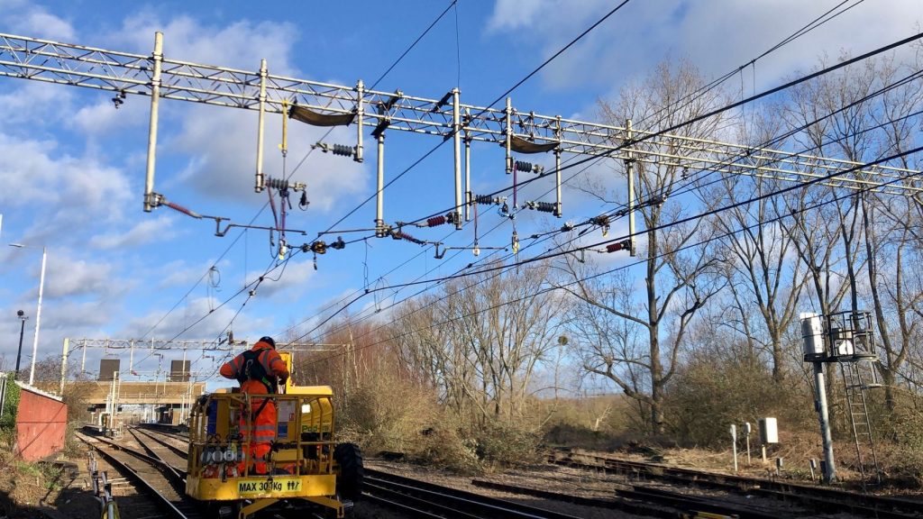 PLATFORM BASKET EN LOS TRABAJOS DEL PUENTE NAZEING NEW ROAD MOVICARGA