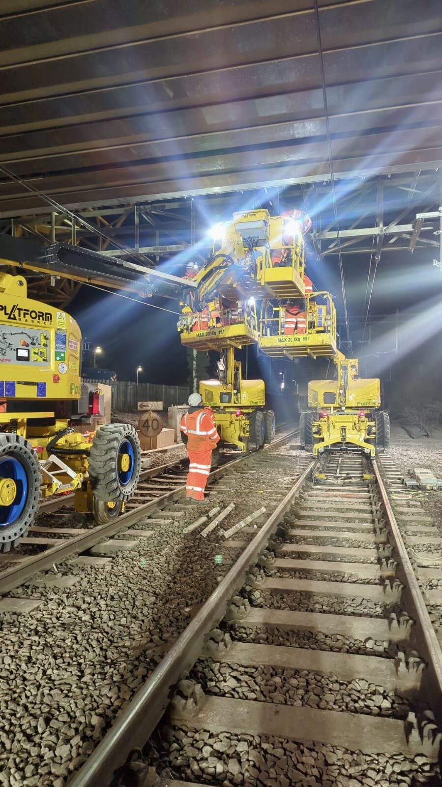 PLATFORM BASKET EN LOS TRABAJOS DEL PUENTE NAZEING NEW ROAD MOVICARGA