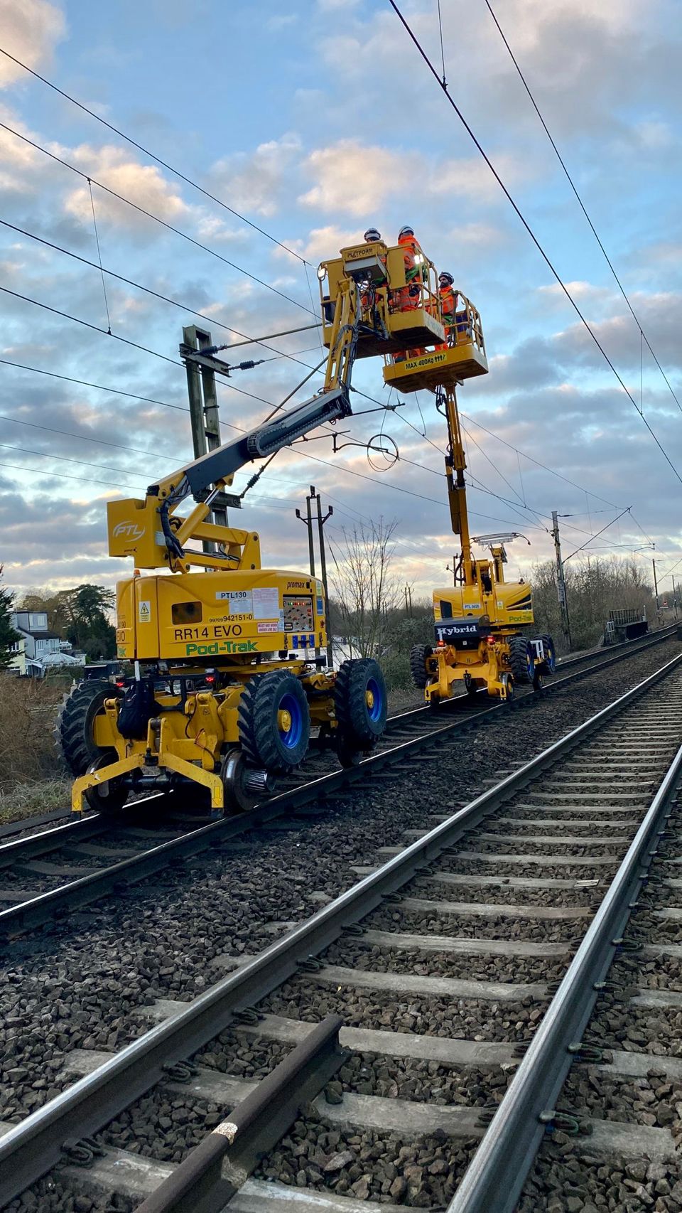 PLATFORM BASKET EN LOS TRABAJOS DEL PUENTE NAZEING NEW ROAD MOVICARGA