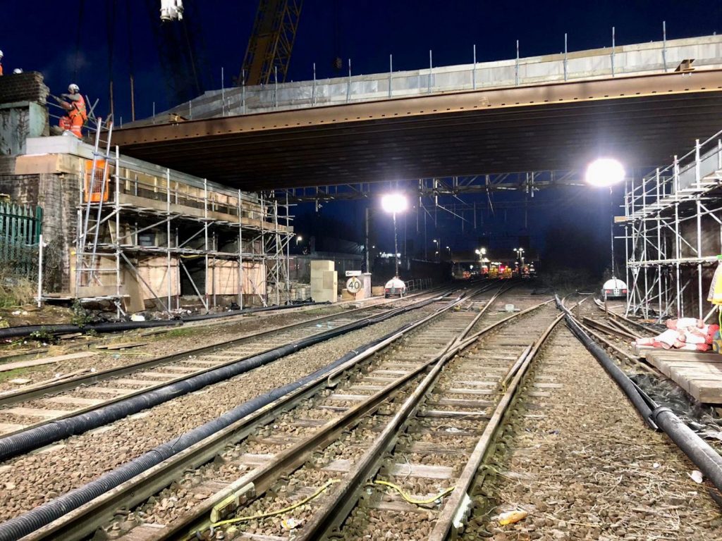 PLATFORM BASKET EN LOS TRABAJOS DEL PUENTE NAZEING NEW ROAD MOVICARGA