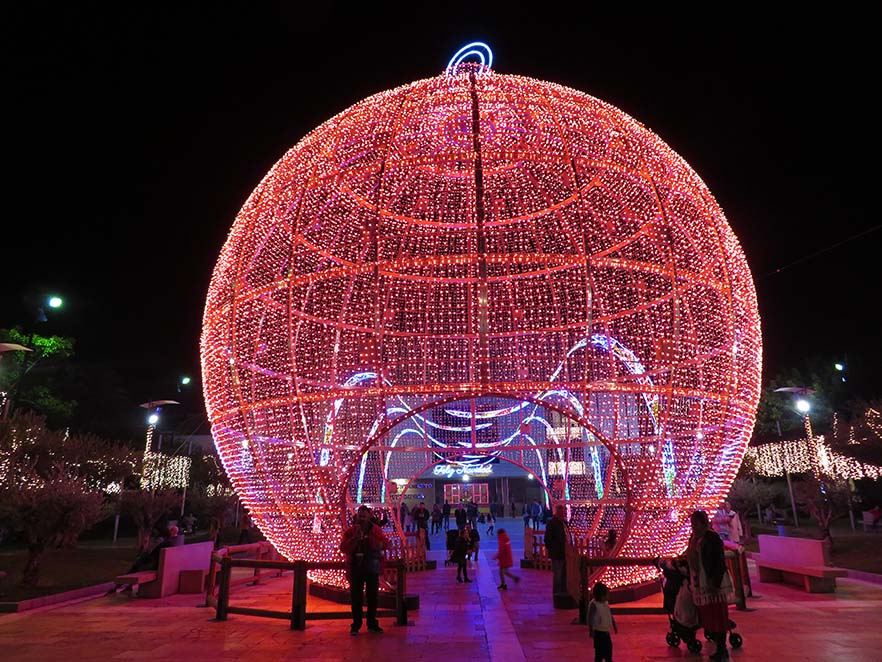 Balls, Said The Queen / Cojones, Dijo La Reina Moving with Mitchell