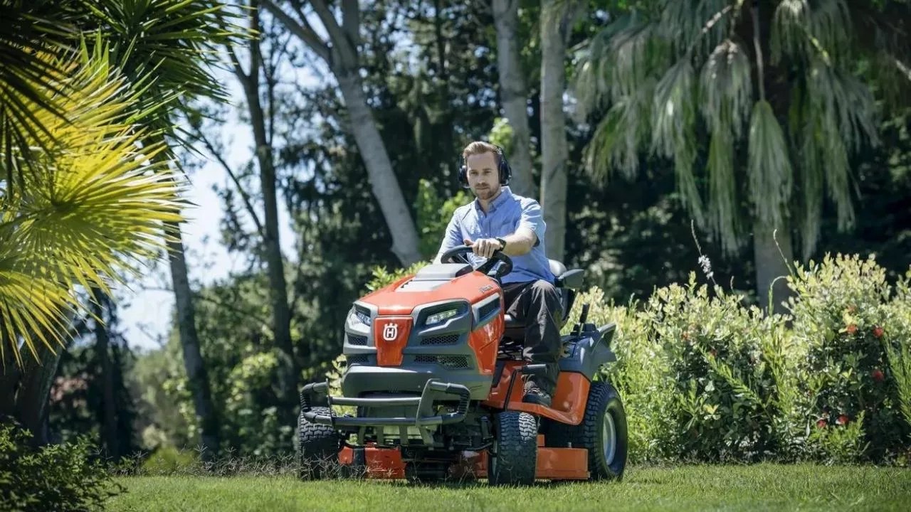How Much Oil in Husqvarna Riding Lawn Mower?