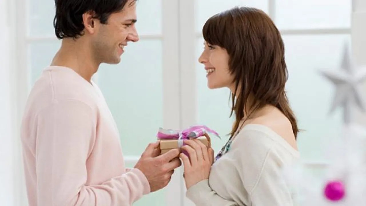 كيف تجعلين رجل برج العذراء يحبك بجنون