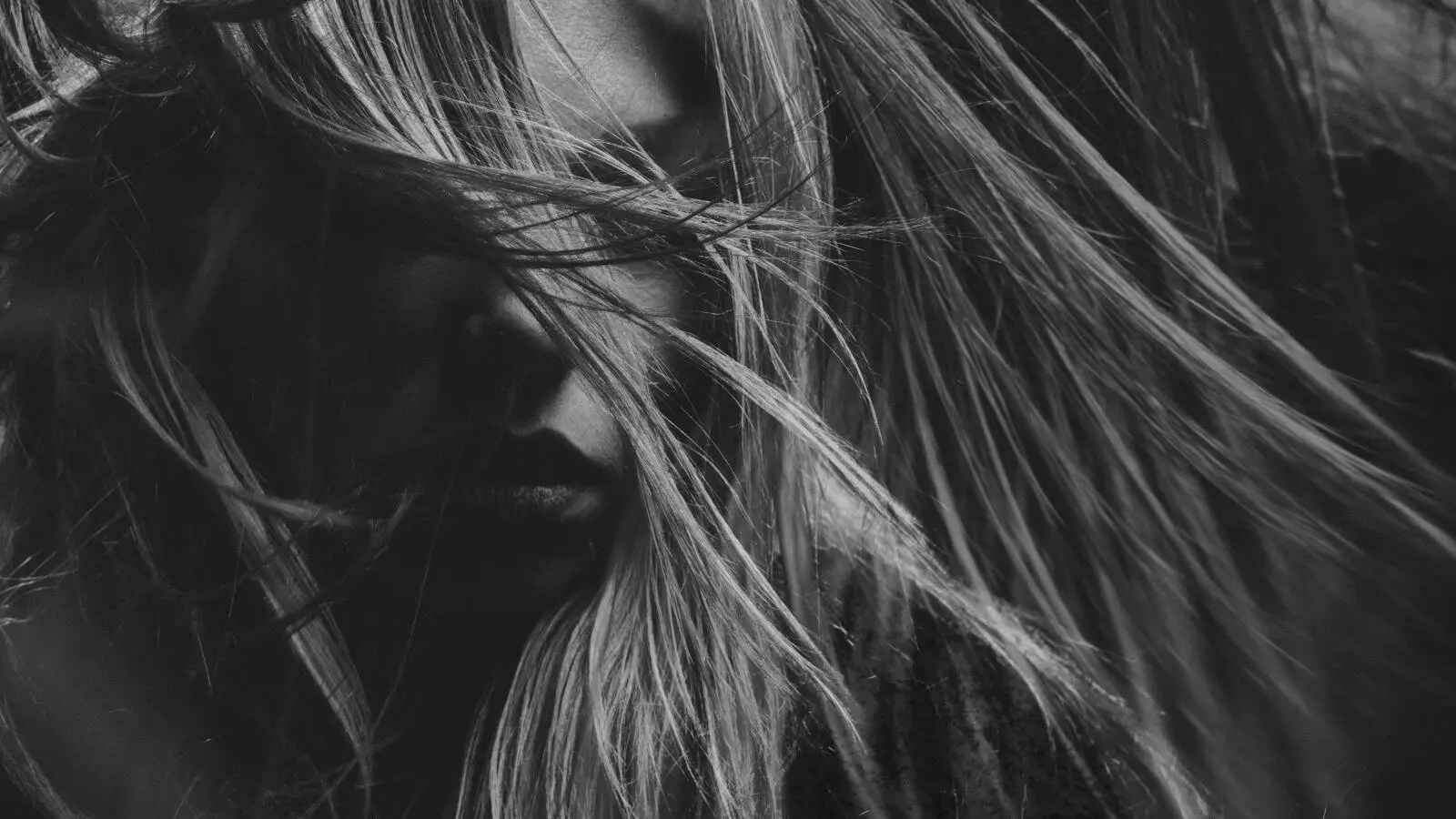 تفسير حلم رؤية خروج الشعر من الفم في المنام