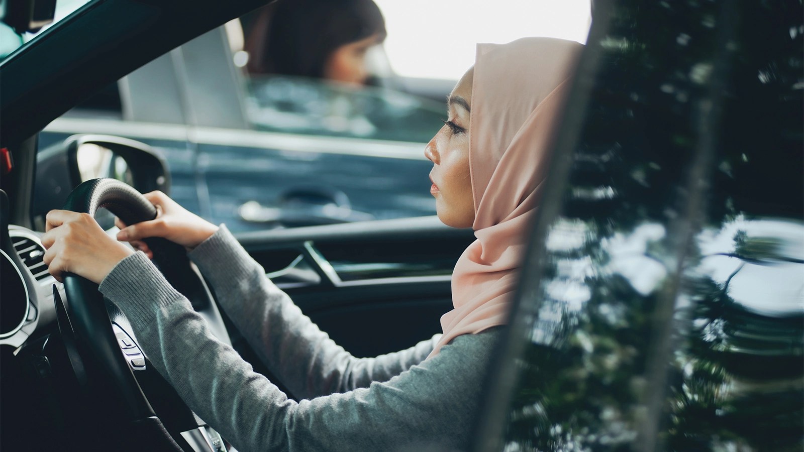 تفسير حلم رؤية سواقة السيارة في المنام