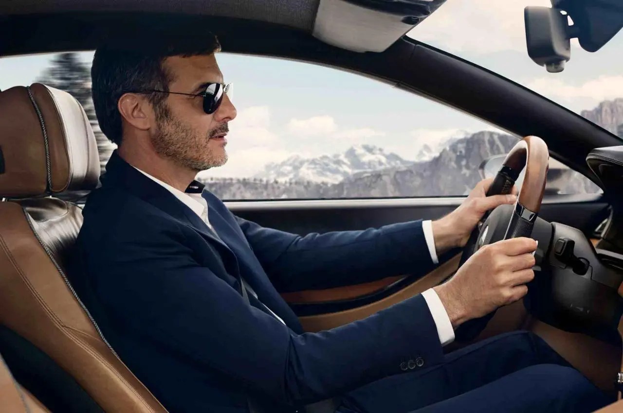 تفسير حلم رؤية ركوب السيارة مع شخص معروف