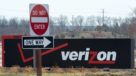 Verizon warily staying with deal to buy Yahoo