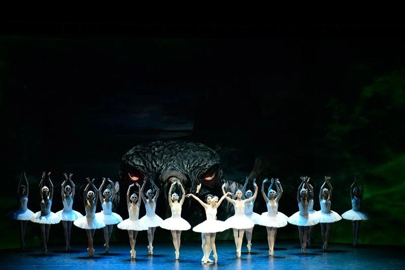 เปิดม่านการแสดงสุดตระการตา กับบัลเลต์สุดคลาสสิกเรื่อง “Swan Lake” และ