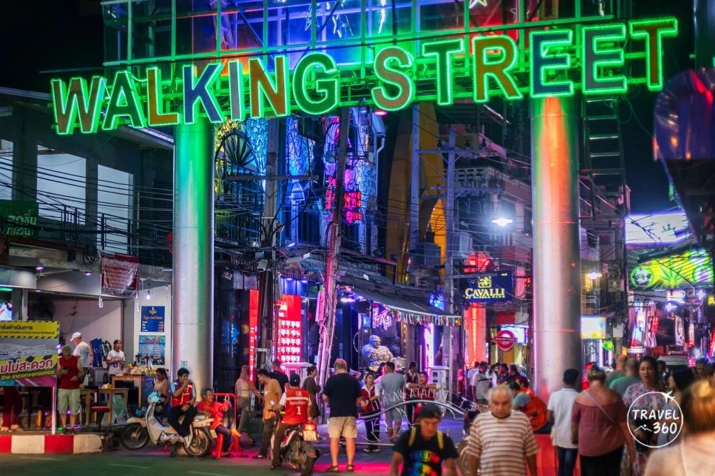 “Walking Street พัทยา” นักท่องเที่ยวกลับมาคึกคัก