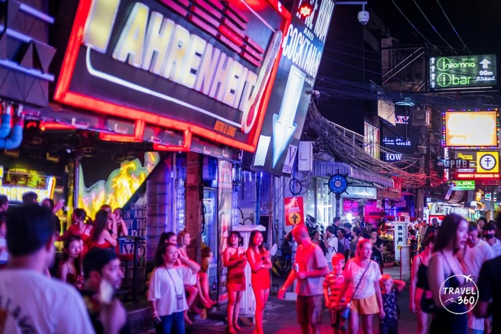 “Walking Street พัทยา” นักท่องเที่ยวกลับมาคึกคัก