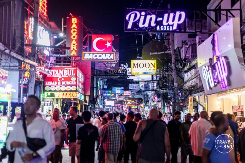 “Walking Street พัทยา” นักท่องเที่ยวกลับมาคึกคัก